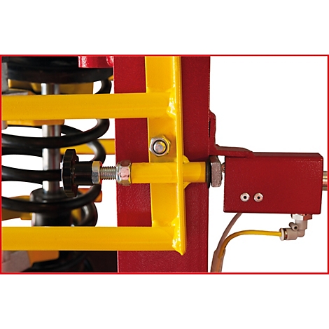 Nahaufnahme von gelben und roten Metallstrukturen mit Schrauben und Muttern. Details eines mechanischen Geräts.